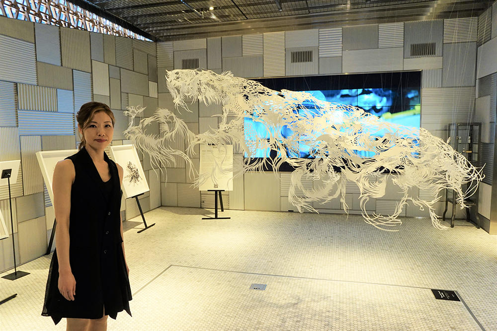 「アーティストの人柄は作品に出る」という小島奈保子さんと「BYAKU（2013年 ロンドン）」