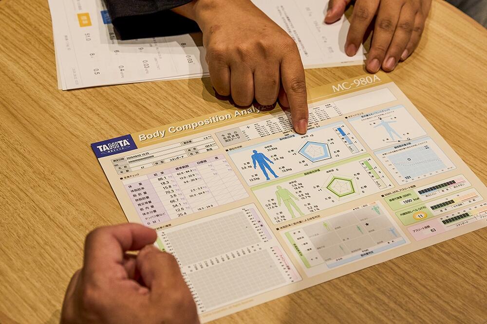 レポートを見ながら、管理栄養士から説明を受ける