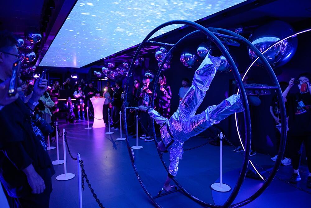 宇宙のような異次元の空間を創出